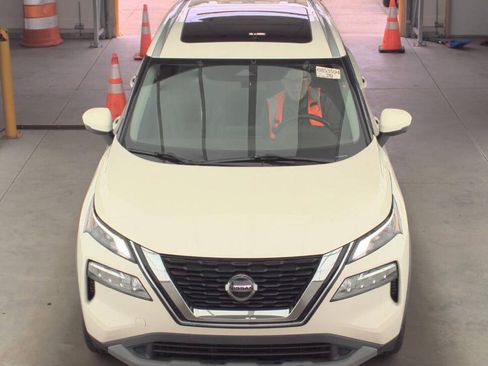 Used 2021 Nissan Rogue SV w/ Premium Package AWD/4WD image 2
