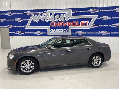 Used 2017 Chrysler 300 C image 3