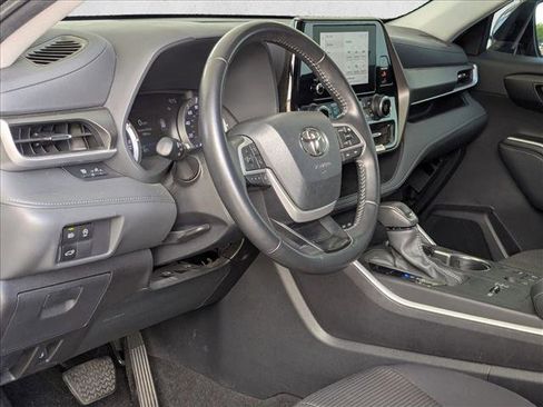 Used 2024 Toyota Highlander LE FWD image 2