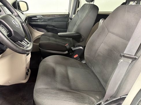 Used 2020 Dodge Grand Caravan SE w/ UConnect Hands-Free Group FWD image 12