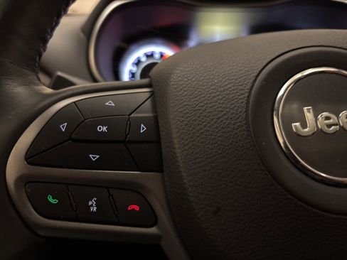 Used 2019 Jeep Cherokee Overland image 14