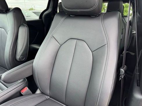 New 2027 Chrysler Pacifica Select FWD image 25