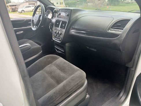 Used 2016 Dodge Grand Caravan SE FWD image 9