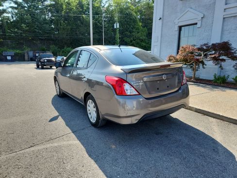 Used 2017 Nissan Versa SV FWD image 3