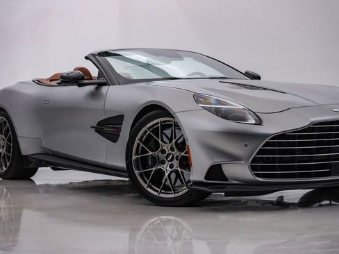 Used 2026 Aston Martin Vanquish Convertible RWD image 2