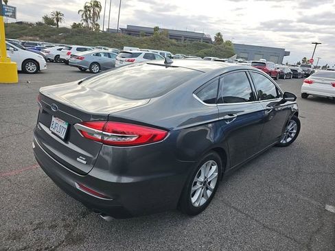 Used 2019 Ford Fusion SE FWD image 3