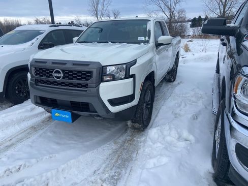 Used 2025 Nissan Frontier SV image 3