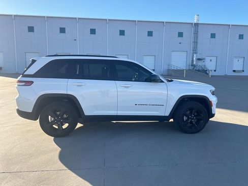 Used 2024 Jeep Grand Cherokee Altitude image 4