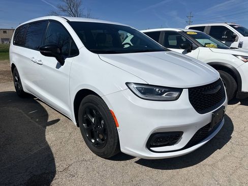 Used 2024 Chrysler Pacifica Select image 2