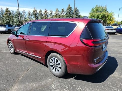 Used 2023 Chrysler Pacifica Limited w/ Uconnect Theater Family Group FWD image 4