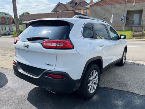 Used 2017 Jeep Cherokee Latitude w/ True North Edition AWD/4WD image 3