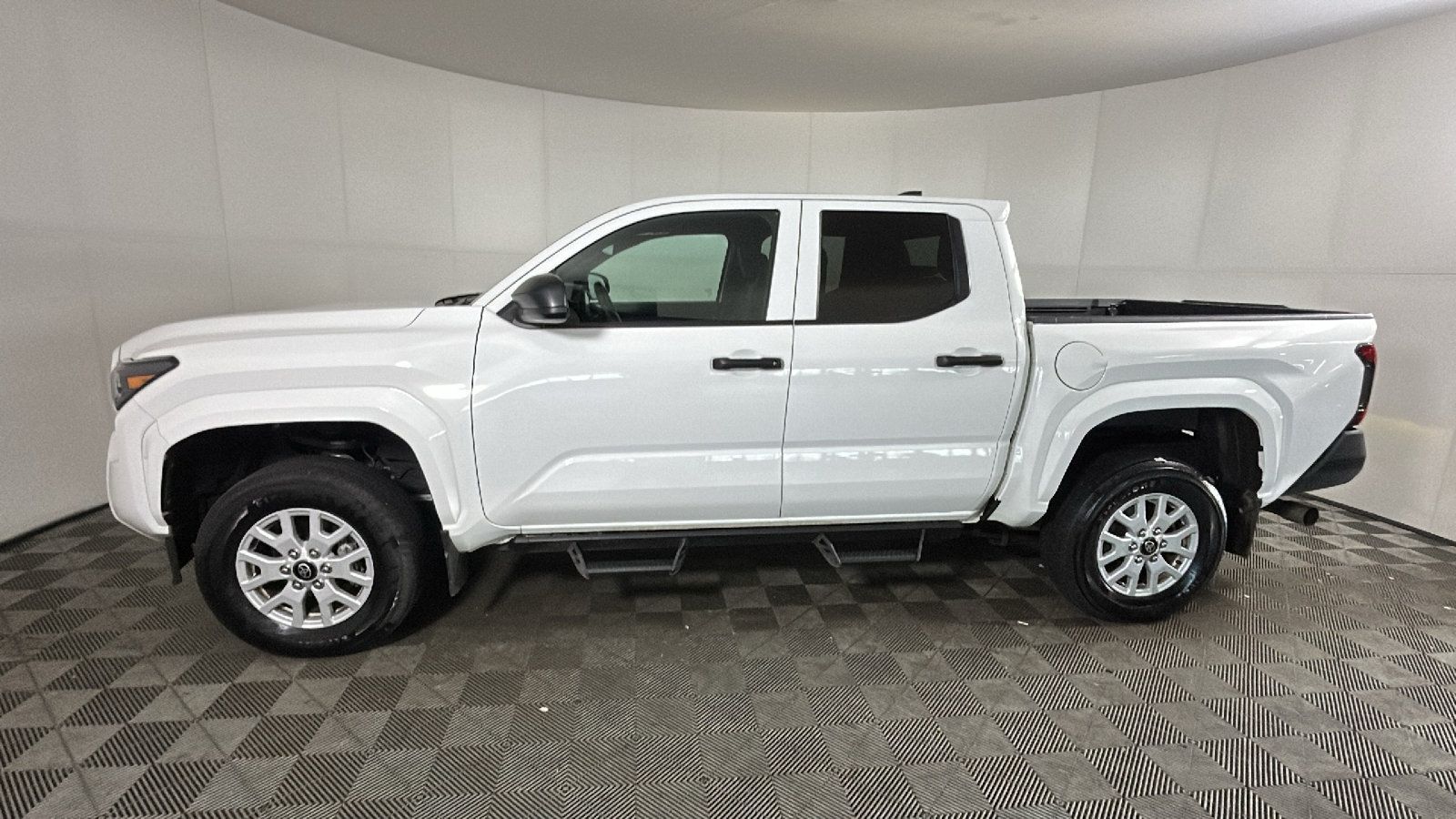 Used 2024 Toyota Tacoma SR AWD/4WD image 7