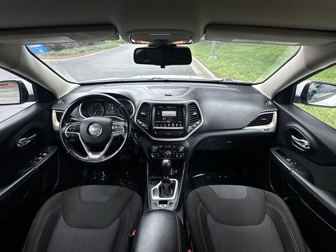 Used 2016 Jeep Cherokee Latitude FWD image 16