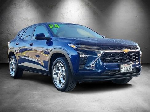 Used 2024 Chevrolet Trax LS w/ LS Convenience Package image 2