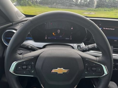 Used 2024 Chevrolet Trax LT w/ Sunroof Package FWD image 22