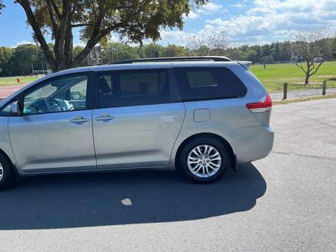 Used 2012 Toyota Sienna XLE w/ Entertainment Pkg image 40