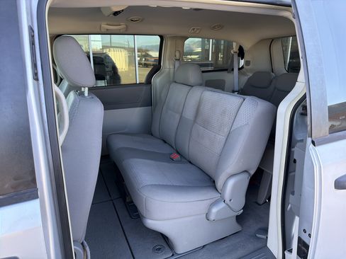 Used 2008 Chrysler Town & Country LX image 9