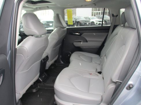 Used 2022 Toyota Highlander XLE image 13