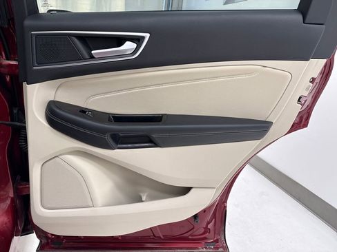 Used 2019 Ford Edge Titanium image 11
