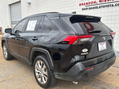 Used 2021 Toyota RAV4 XLE Premium image 3