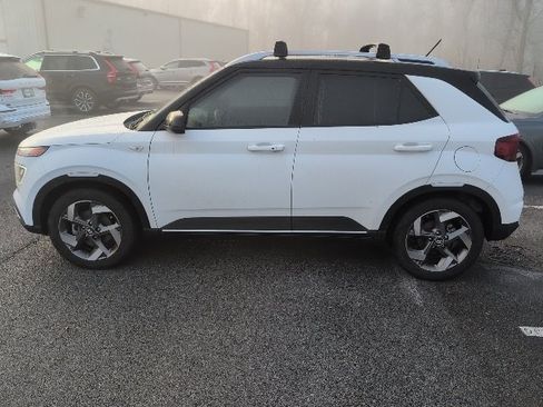 Used 2023 Hyundai Venue Limited w/ Cargo Package image 17