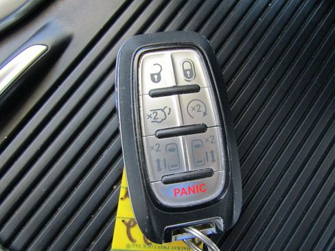 Used 2022 Chrysler Pacifica Touring-L image 35