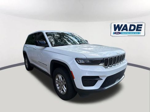 Used 2022 Jeep Grand Cherokee Laredo w/ Luxury Tech Group I AWD/4WD image 3