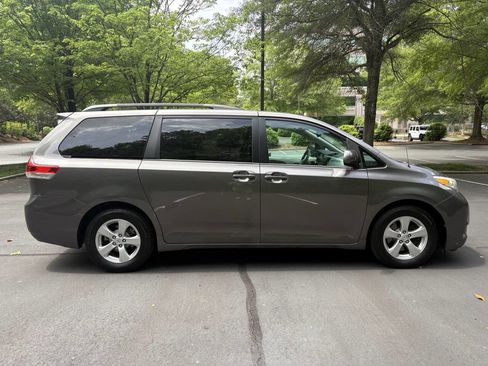 Used 2013 Toyota Sienna LE w/ Towing Pkg FWD image 2