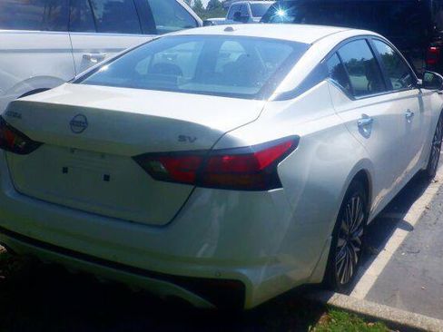 Used 2024 Nissan Altima 2.5 SV w/ SV Premium Package FWD image 2