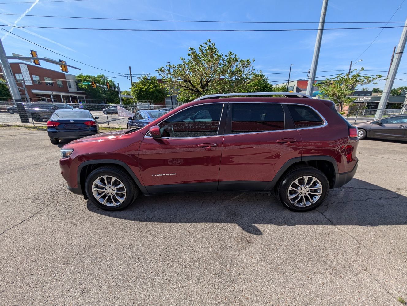 Used 2019 Jeep Cherokee Latitude Plus w/ Comfort/Convenience Group FWD image 9
