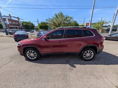 Used 2019 Jeep Cherokee Latitude Plus w/ Comfort/Convenience Group FWD image 9