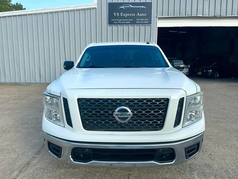 Used 2019 Nissan Titan SV w/ SV Convenience Package RWD image 2