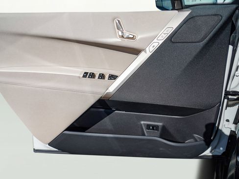 Used 2025 BMW iX xDrive50 image 23