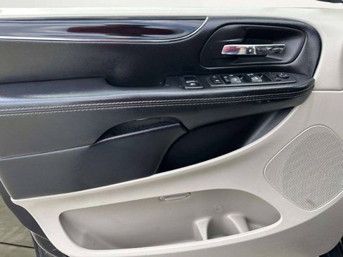 Used 2019 Dodge Grand Caravan SXT FWD image 11