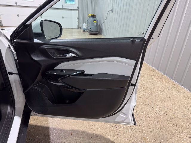 Used 2025 Chevrolet Trax LT w/ LT Convenience Package FWD image 22