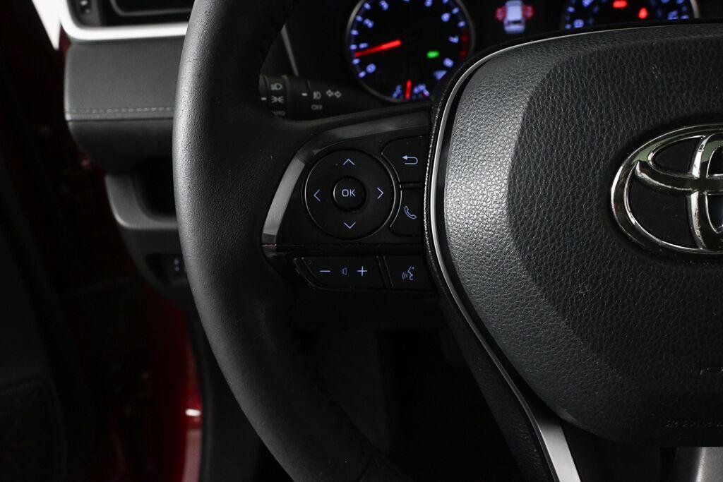 Used 2020 Toyota RAV4 XLE Premium FWD image 11