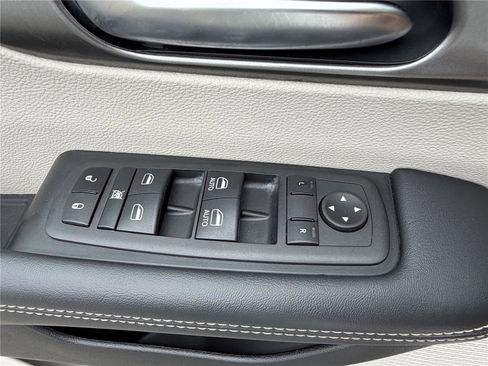 Used 2023 Chrysler Pacifica Touring-L FWD image 22