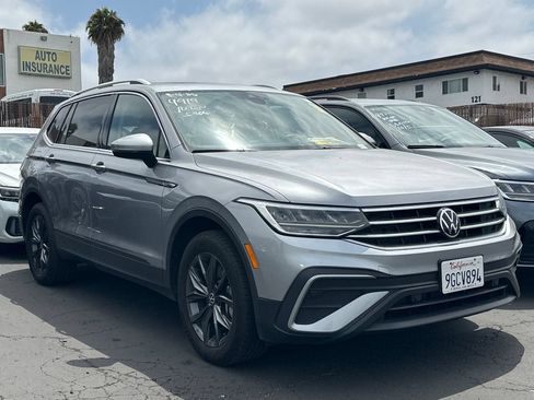 Used 2023 Volkswagen Tiguan SE w/ Panoramic Sunroof Package FWD image 2