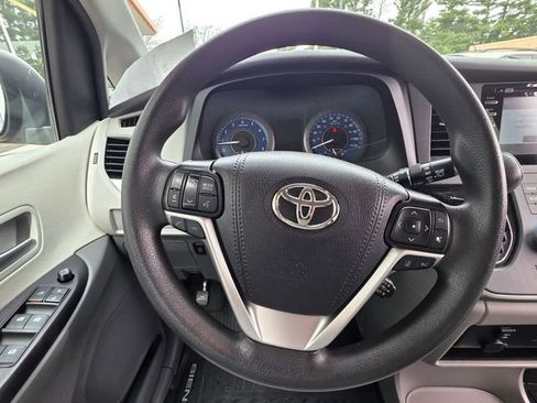 Used 2020 Toyota Sienna LE w/ LE Preferred Package image 21