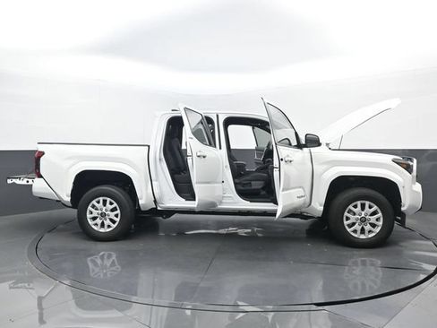 Used 2025 Toyota Tacoma SR5 AWD/4WD image 30