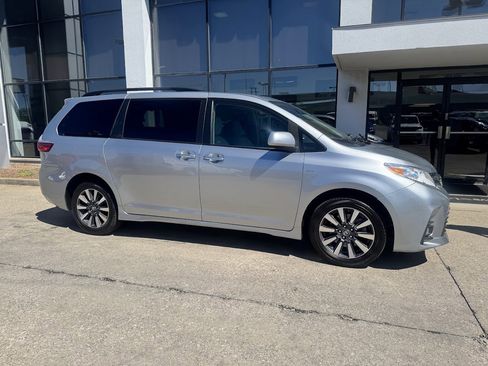 Used 2020 Toyota Sienna XLE w/ XLE Navigation Package image 2
