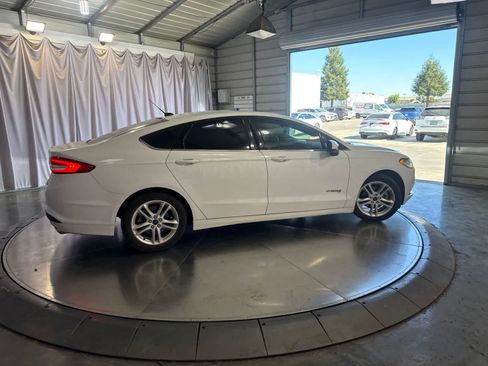 Used 2018 Ford Fusion SE FWD image 4