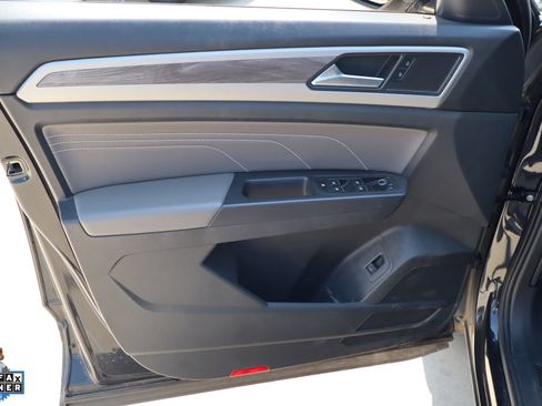 Used 2023 Volkswagen Atlas Cross Sport SE w/ Panoramic Sunroof Package FWD image 12