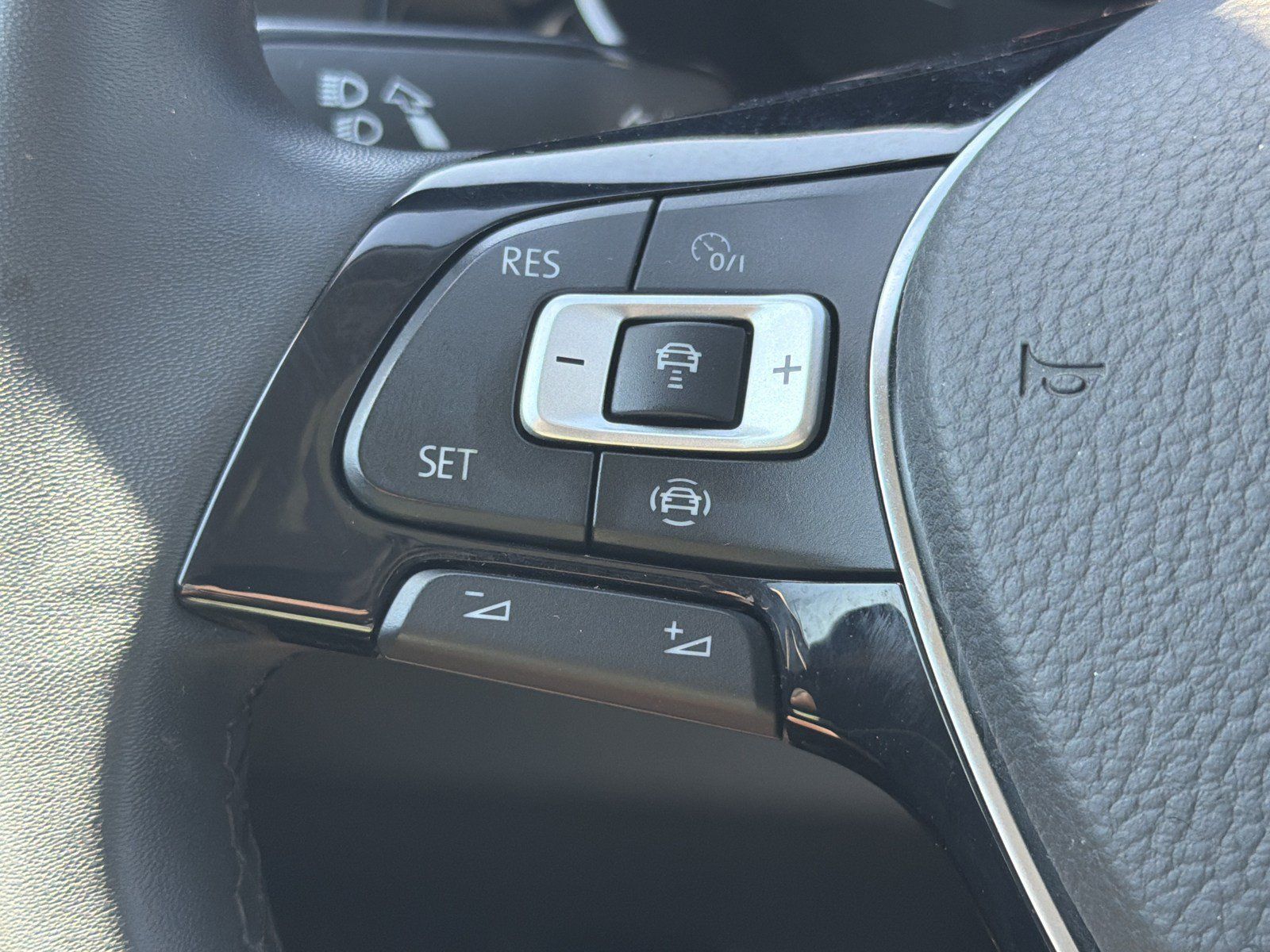 Used 2020 Volkswagen Jetta SEL Premium FWD image 29