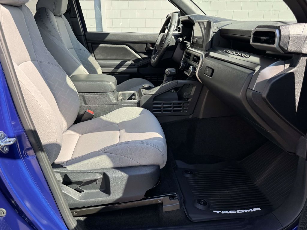 Used 2025 Toyota Tacoma SR5 AWD/4WD image 15