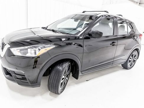 Used 2019 Nissan Kicks SV FWD image 2