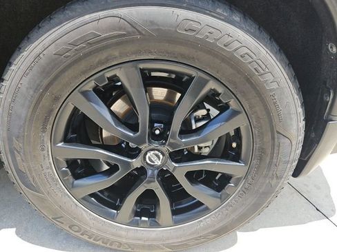Used 2018 Nissan Rogue SV w/ Premium Package FWD image 19