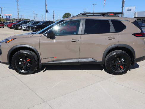 Used 2025 Nissan Rogue SV image 9