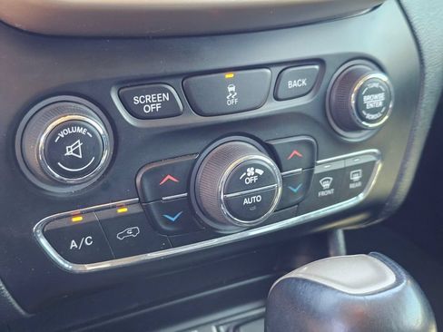 Used 2017 Jeep Cherokee Limited AWD/4WD image 29