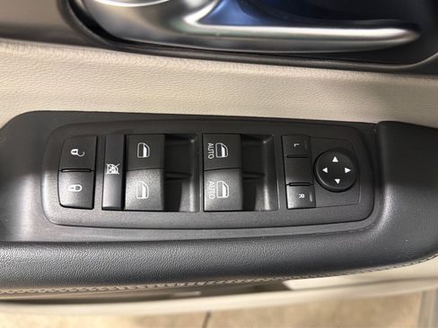 Used 2024 Chrysler Pacifica Touring-L FWD image 17